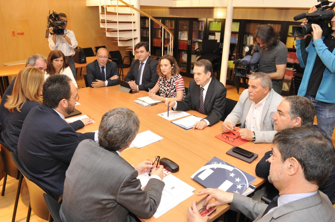 Presentación de enmiendas a los Grupos Parlamentarios del Congreso de los Diputados. En la imagen, con el Grupo Socialista