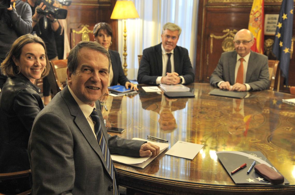 Los representantes de la Federación y del Ministerio, al comienzo de la reunión.