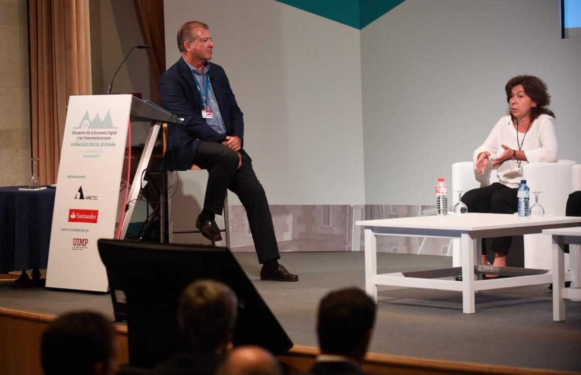 Adolfo Borrero, Pte. Comisión Smart Cities de AMETIC; y Ana Estebaranz, Subdirectora de Innovación y Crecimiento de la FEMP.