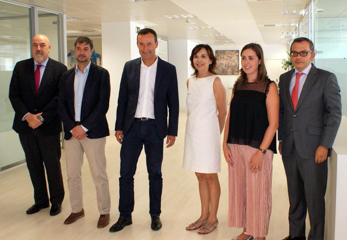 Los asistentes al encuentro, entre ellos, Esther Arizmendi, Carlos González Serna y Juan Ávila.