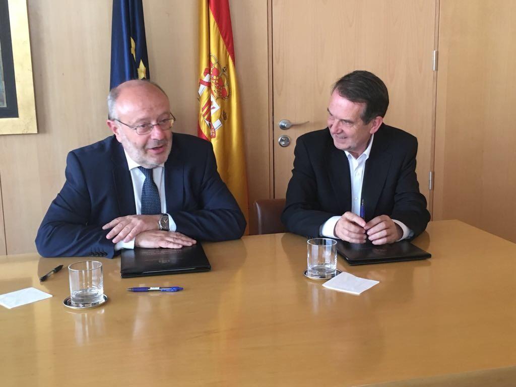 Fernando García Casas y Abel Caballero, tras la firma del Convenio