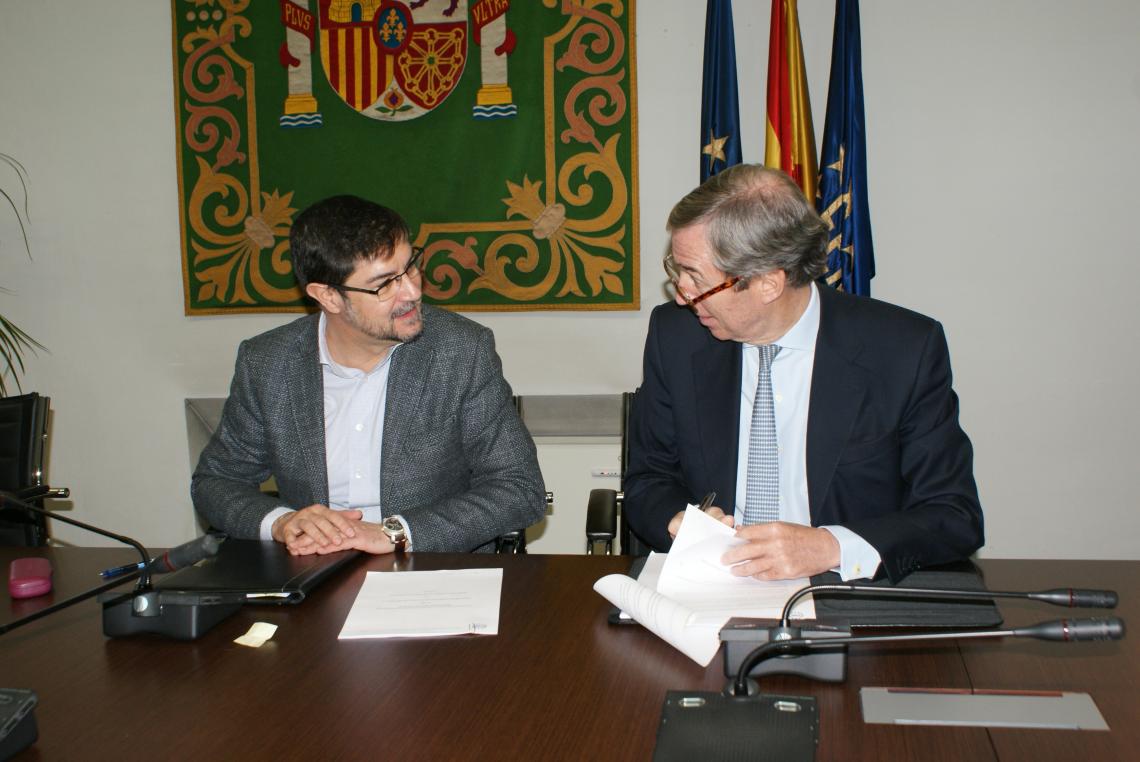 Juan Ávila, Secretario General de la FEMP (izquierda), y Antonio Serrats, Consejero Delegado Willis Iberia, han firmado el Acuerdo.