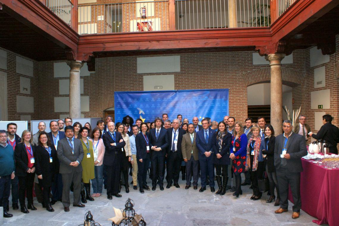 Los participantes en los Diálogos posan en el patio de la FEMP