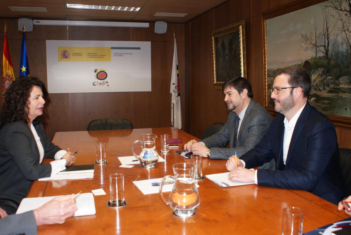 El Presidente de la Comisión de Turismo de la FEMP, a la derecha en primer término, y el Secretario General de esta Federación se han reunido con la Secretaría de Estado de Turismo