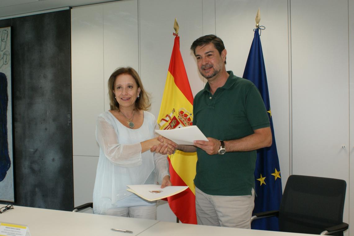 La Secretaría de Estado, María Luisa Poncela, y el Secretario General de la FEMP, Juan Ávila, han suscrito el Convenio.