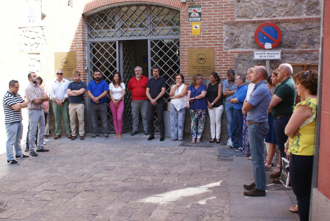 Minutos de silencio a las puertas de la FEMP