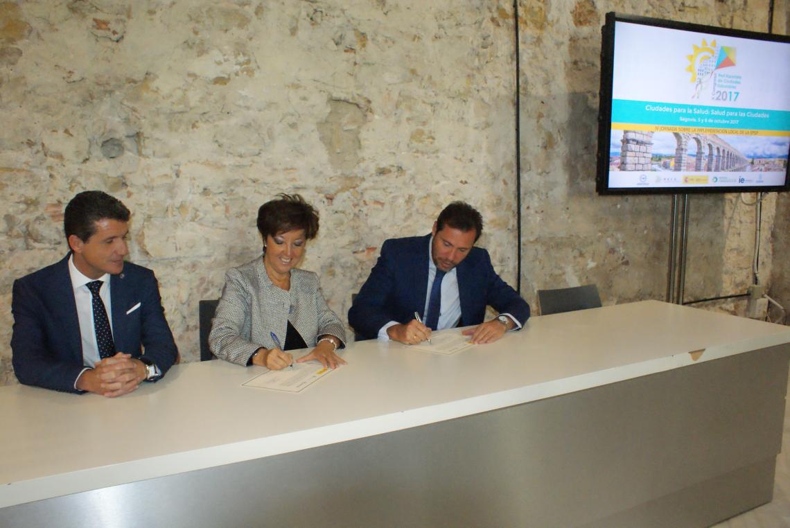 Oscar Puente y Elena Andradas firman el Consenso de Shanghai, en presencia del Concejal de Segovia, Andrés Torquemada.