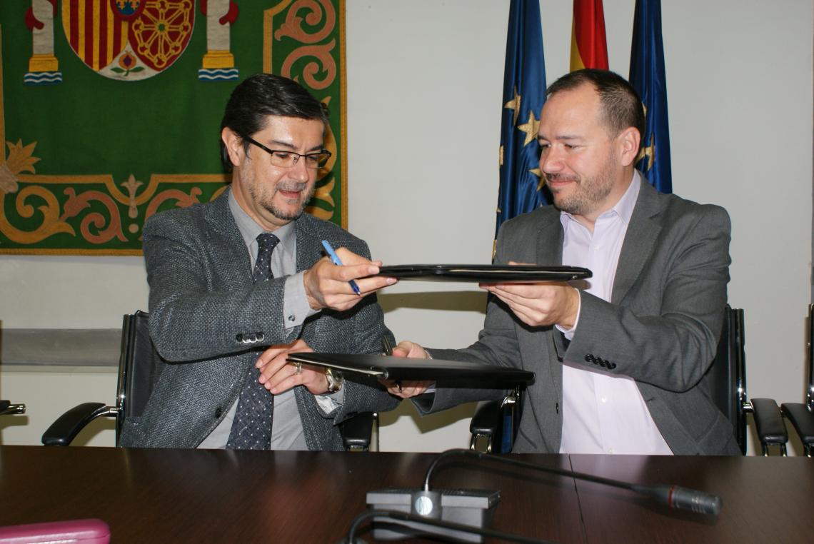 El Secretario General de la FEMP, Juan Ávila, y el Administrador de la Red Social Novagob, Francisco Rojas, firmaron el convenio.