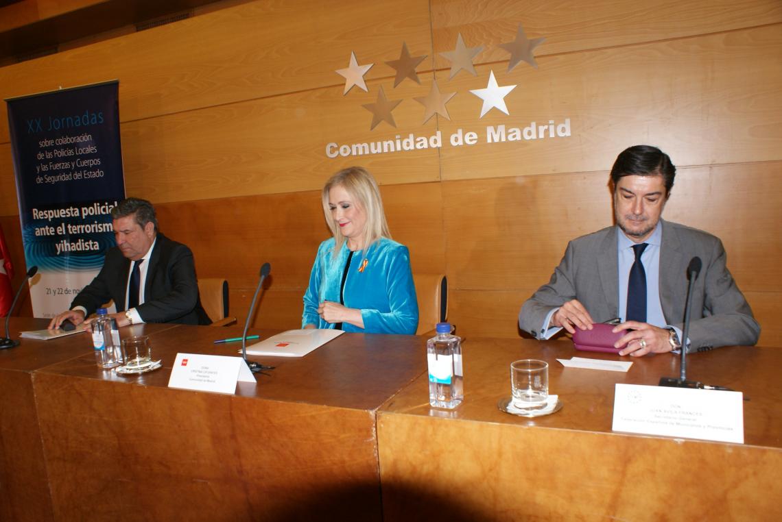 El Secretario General de la FEMP, en primer término, con la Presidenta de la Comunidad de Madrid, Cristina Cifuentes, y el el Director General de la Guardia Civil, José Manuel Holgado.