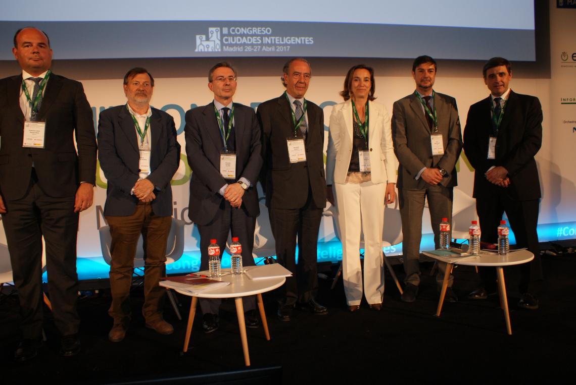 Cuca Gamarra y Juan Ávila, a su izquierda, junto con el resto de participantes en la Mesa Redonda