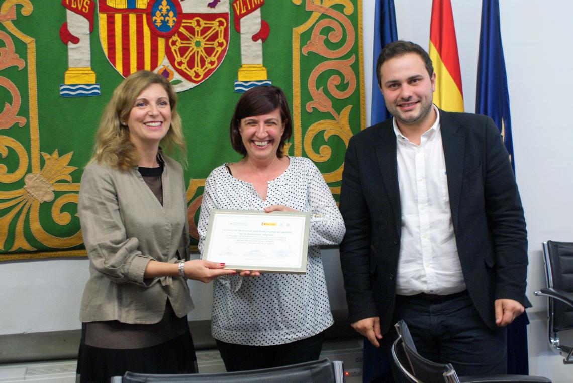 La Alcaldesa de Castellón, a la izquierda, recibe el reconocimiento.