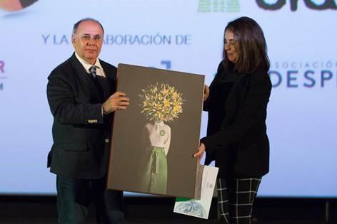 El Secretario General de la FEMP recibe el premio otorgado a la Red Española de Ciudades por el Clima