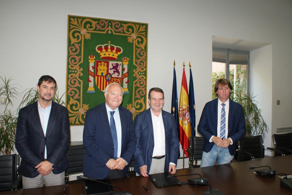 De izquierda a derecha, Juan Ávila, Secretario General de la FEMP; Miguel Angel Moratinos, Presidente de la REDS; Abel Caballero, Presidente de la FEMP; y Carlos Martínez, Alcalde de Soria