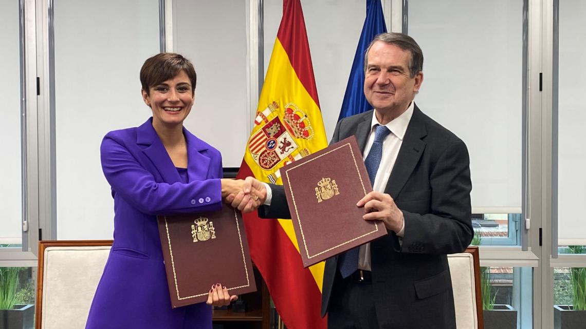 Isabel Rodríguez y Abel Caballero tras la firma del convenio.