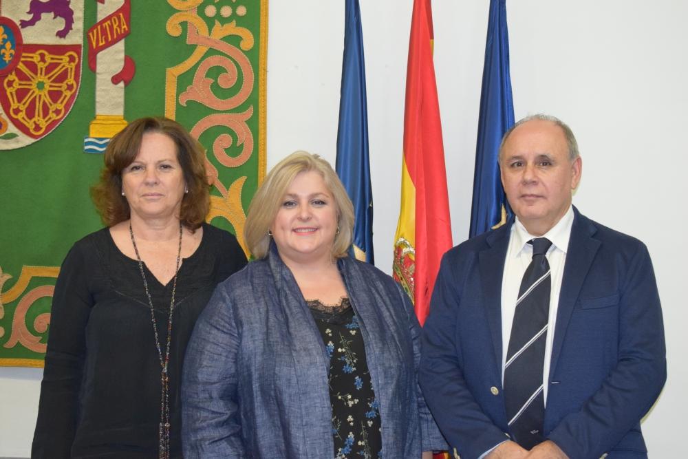 Los firmantes con la Secretaria de Estado, Ana Lima