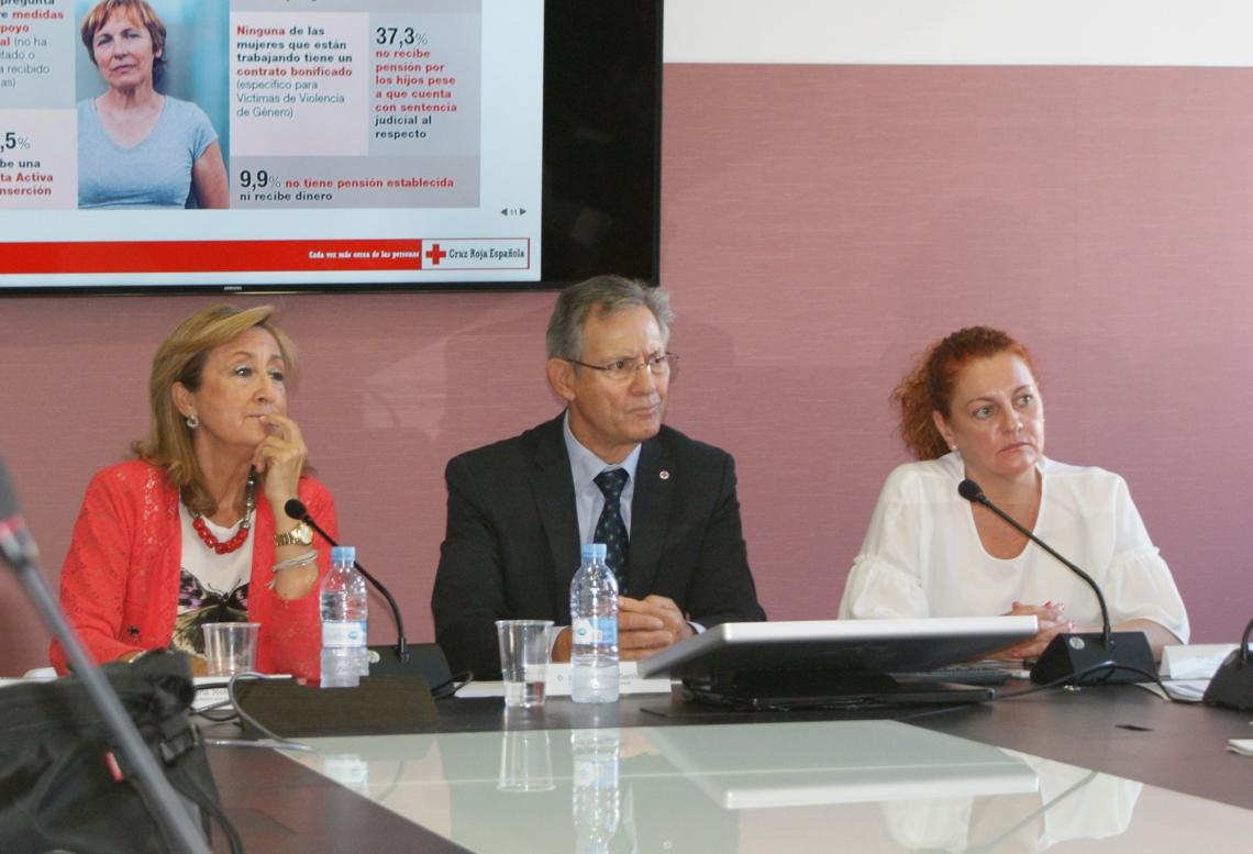 La Acaldesa de Salobreña, María Eugenia Rufino (a la derecha) representó a la FEMP en el acto, acompañada de la Delegada de Gobierno, María José Ordoñez, y el presidente de Cruz Roja, Javier Senent.