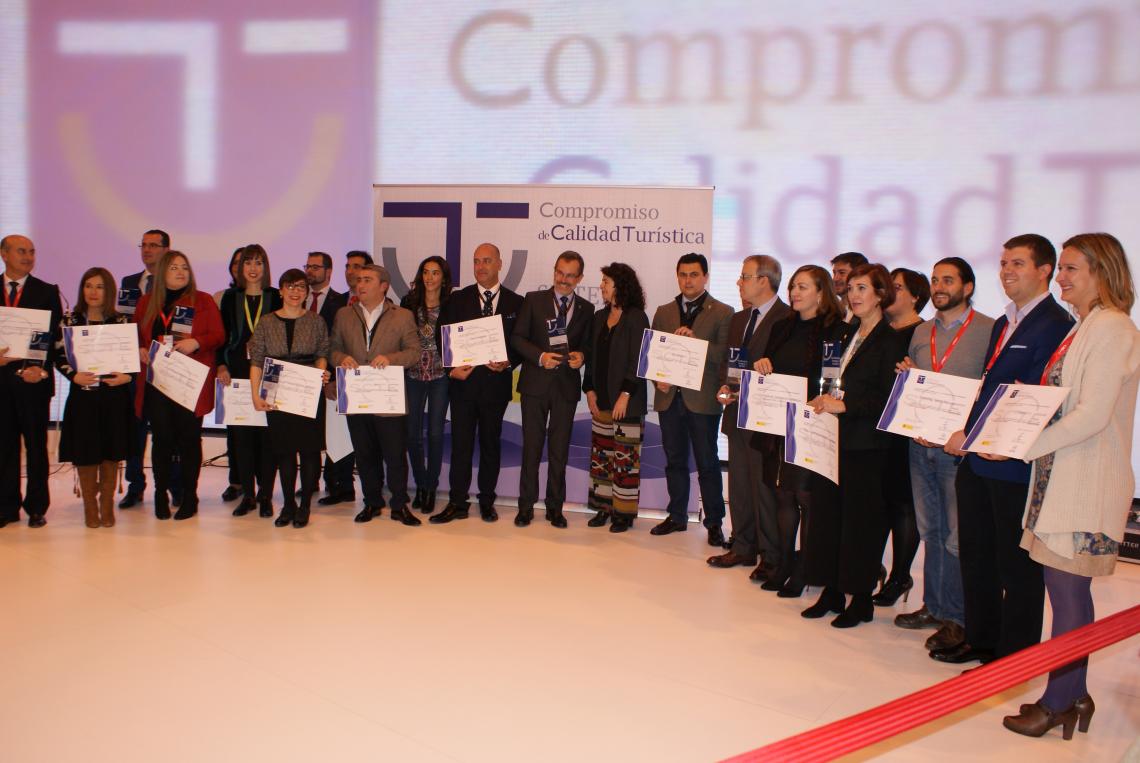 Todos los galardonados con el distintivo SICTED posan tras la entrega.