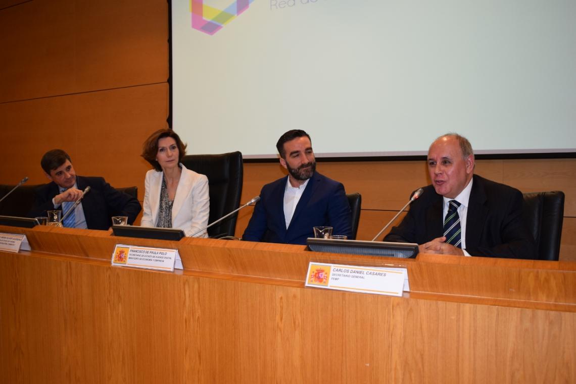El Secretario General de la FEMP, Carlos Daniel Casares, primero por la derecha, interviniendo en el acto de presentación.