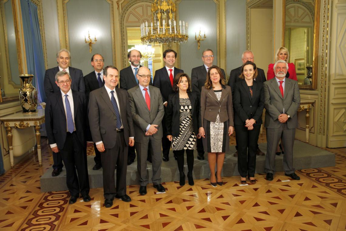 Los miembros de la Comisión con la Vicepresidenta del Gobierno, el Ministro de Hacienda, el Presidente y la Vicepresidenta de la FEMP