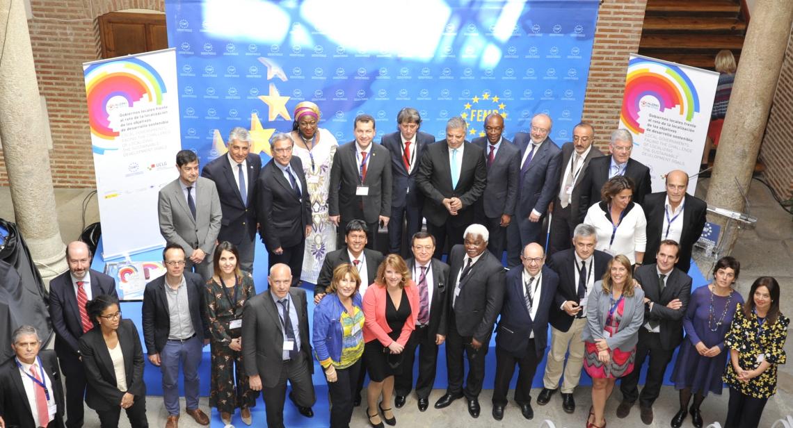 Ponentes y participantes en la jornada, posan tras la inauguración