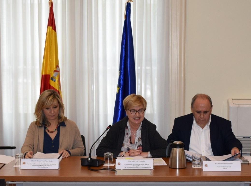 El Secretario General de la FEMP, Carlos Daniel Casares, junto a la Comisionada del Gobierno frente al Reto Demográfico, Isaura Leal.