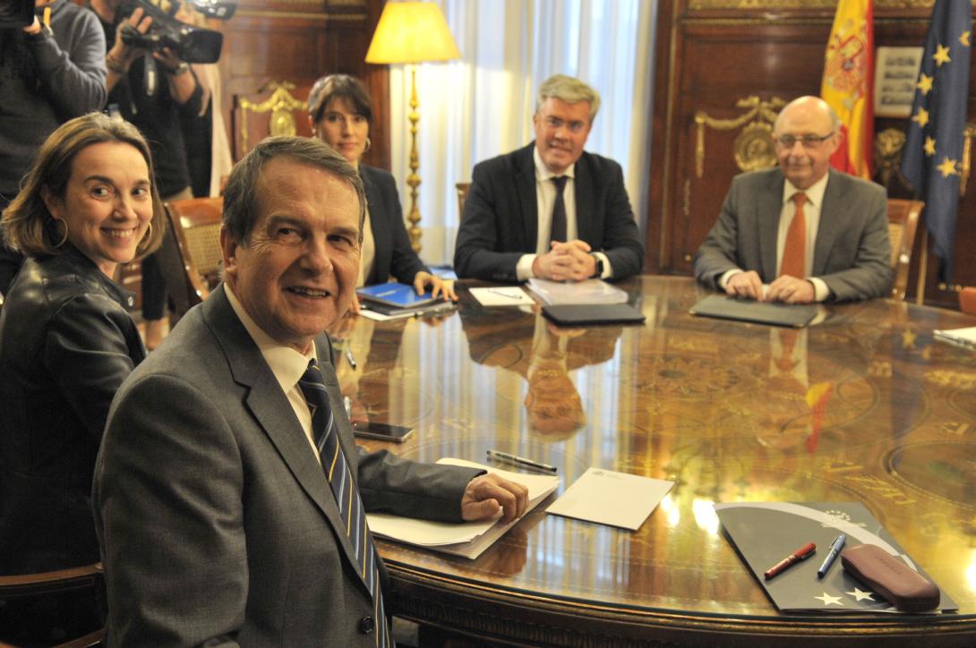 Los representantes de la Federación y del Ministerio, al comienzo de la reunión.