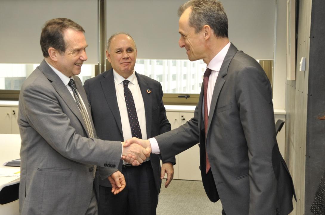 El Presidente de la FEMP, Abel Caballero, y el Ministro Pedro Duque, en presencia del Secretario General de la FEMP, en un encuentro del pasado 5 de marzo.