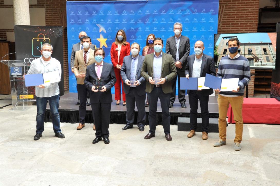 Los premiados, en primer plano, y los convocantes del concurso