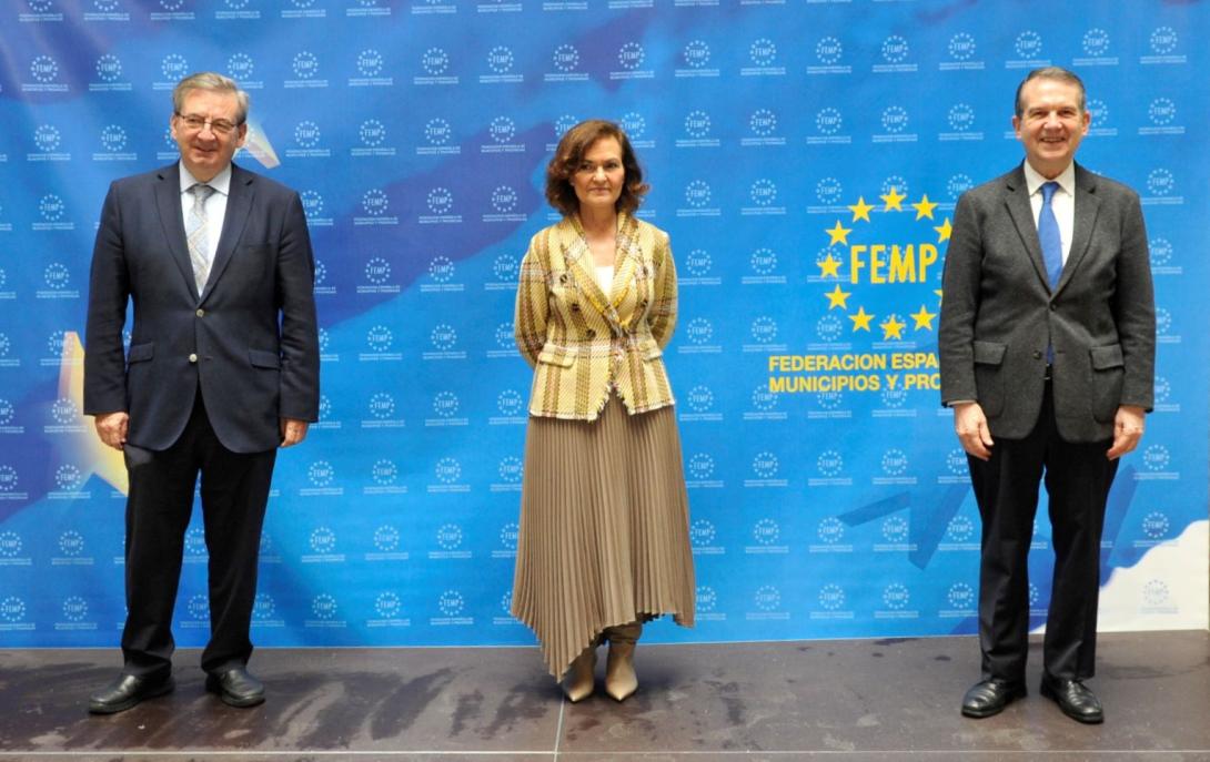 La Vicepresidenta Primera del Gobierno, Carmen Calvo, y el Presidente de la FEMP, Abel Caballero, junto al Secretario de Estado de Memoria Democrática, Fernando Martínez (izda)