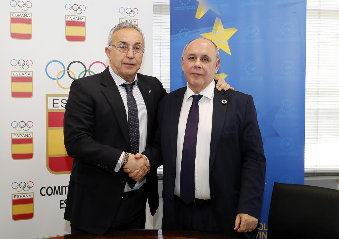 Alejandro Blanco y Carlos Daniel Casares, tras la firma del convenio