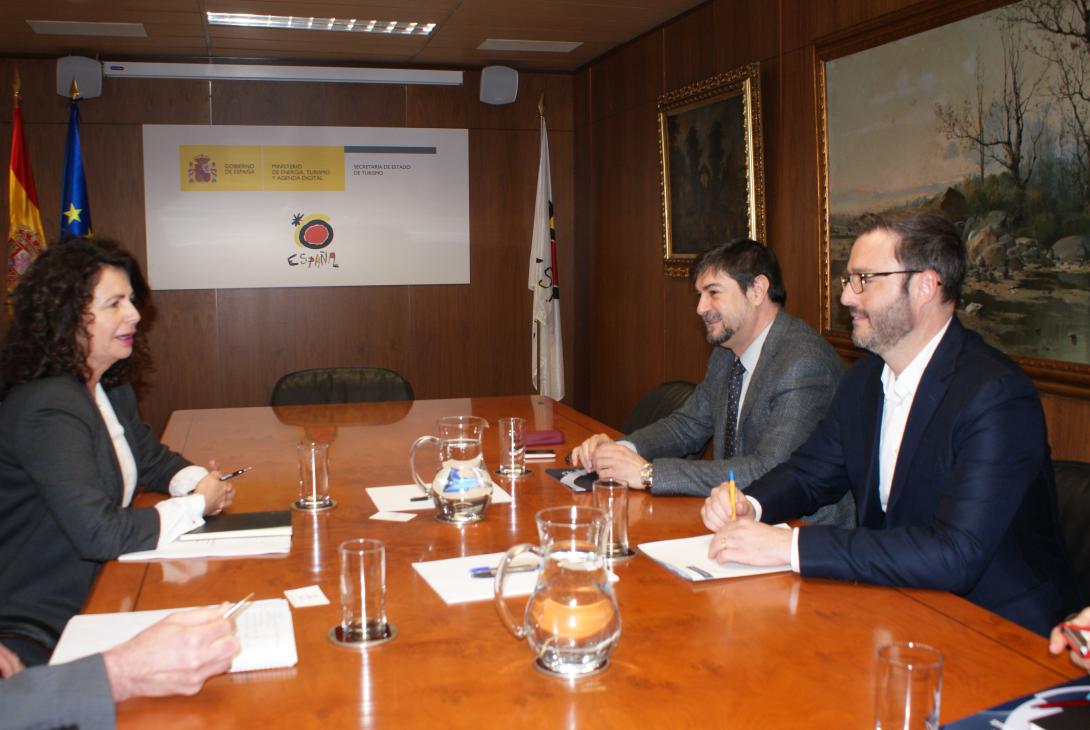 El Presidente de la Comisión de Turismo de la FEMP, a la derecha en primer término, y el Secretario General de esta Federación se han reunido con la Secretaría de Estado de Turismo