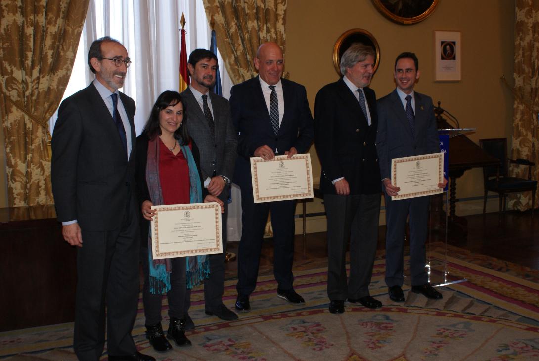 El Ministro de Educación, Cultura y Deporte, el Secretario General de la FEMP y el Director de la Fundación Coca-Cola han entregado los galardones. En la foto, con los premiados.