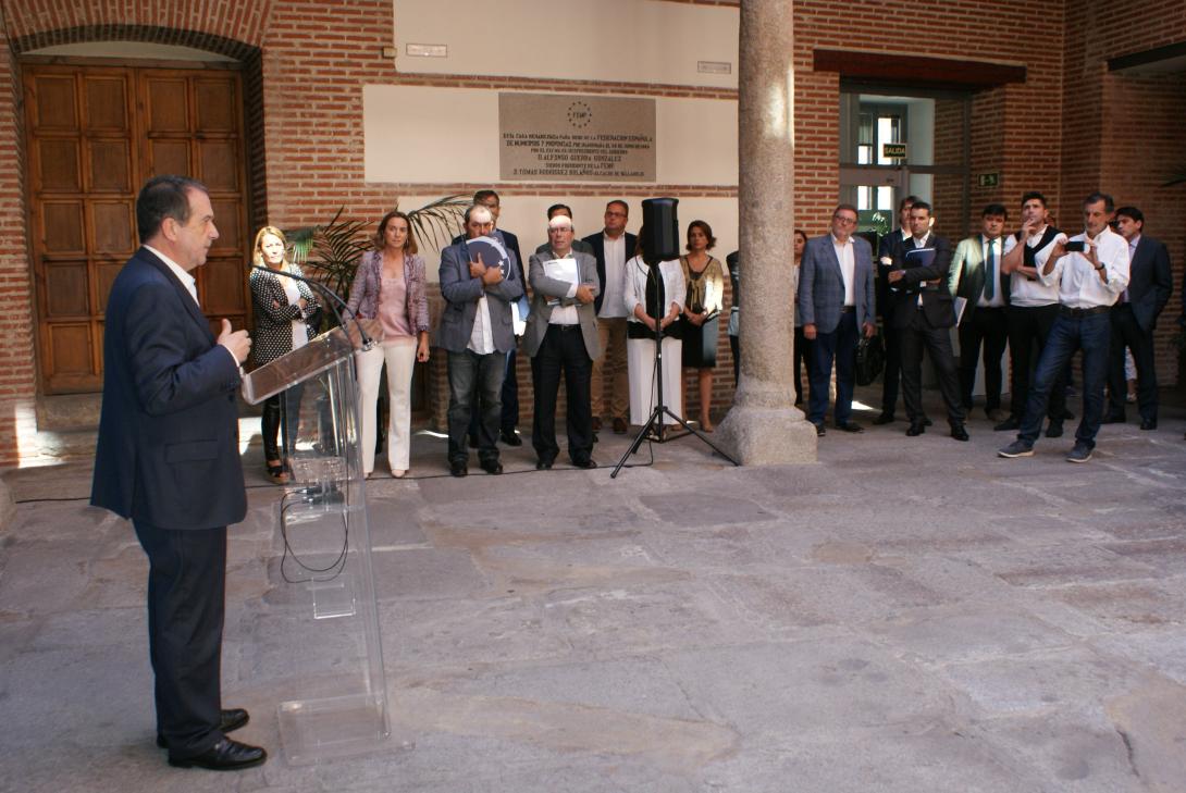 El Presidente de la FEMP, Abel Caballero, da cuenta de la Declaración Institucional ante los miembros de la Junta de Gobierno.