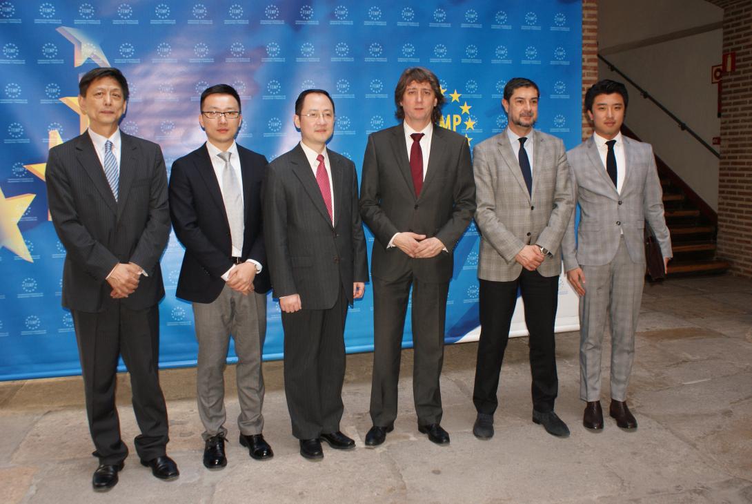 El Alcalde de Soria, Carlos Martínez, y el Secretario General de la FEMP, Juan Ávila, con los integrantes de la Delegación china.