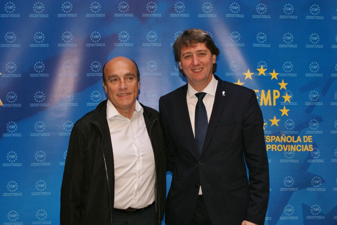 El intendente de Montevideo y carlos martínez, Alcalde de Soria y Vicepresidente de CMRE y CGLU