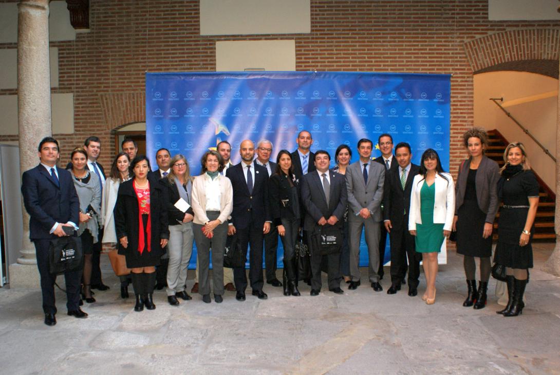 Los asistentes tras ser recibidos por el Secretario General, en el patio de la FEMP