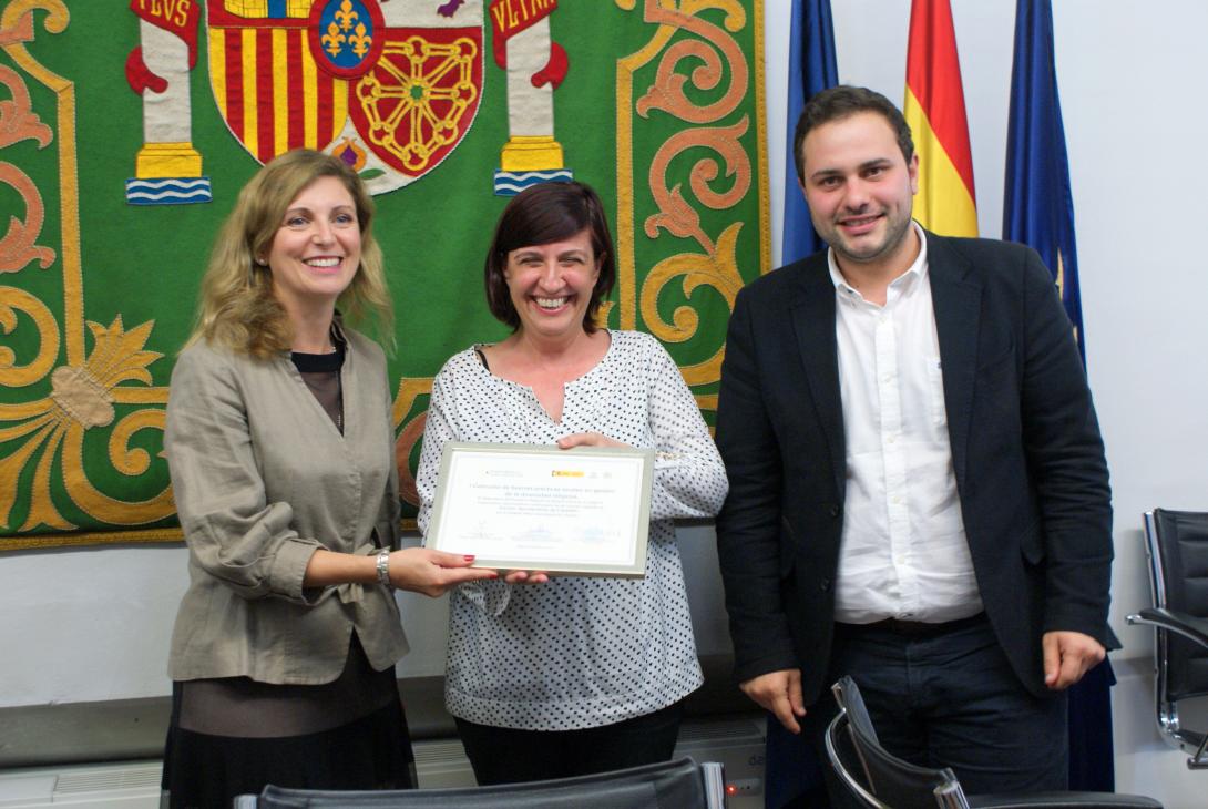La Alcaldesa de Castellón, a la izquierda, recibe el reconocimiento.