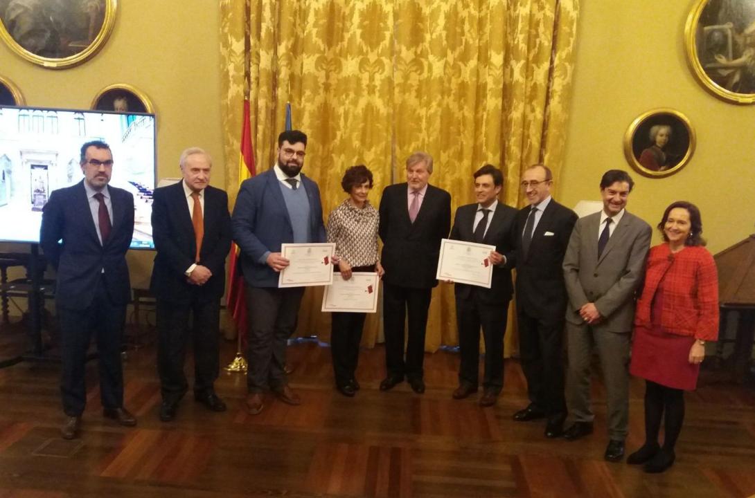 Foto de familia de los premiados junto al Ministro de Educación, Cultura y Deportes, el Secretario General de la FEMP y el Director de la Fundación Coca Cola, así como responsables del Ministerio