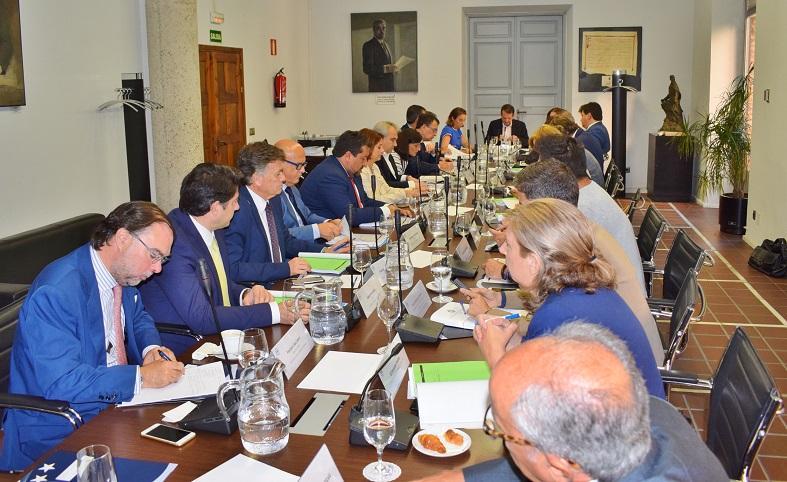 Reunión entre la Vicepresidenta del Gobierno, Carmen Calvo, y el Presidente de la FEMP, Abel Caballero.
