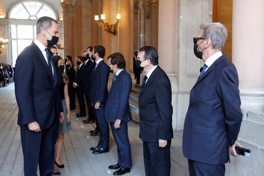S.M. el Rey Felipe VI saluda a Abel Caballero en los momentos previos del acto de Homenaje