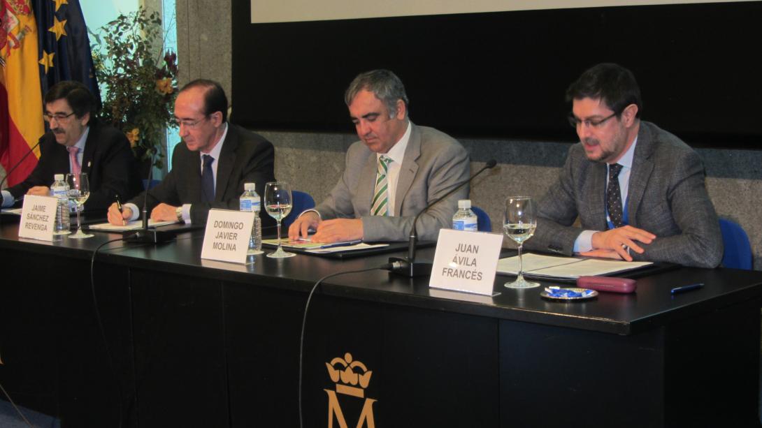 Juan Ávila, en primer término, con Domingo Javier Molina, Secretario General de la Administración Local, Jaime Sánchez, Presidente Director de la Fábrica Nacional de la Moneda y Timbre, y Miguel Angel de Bas, Socio Director del Club de Innovación.