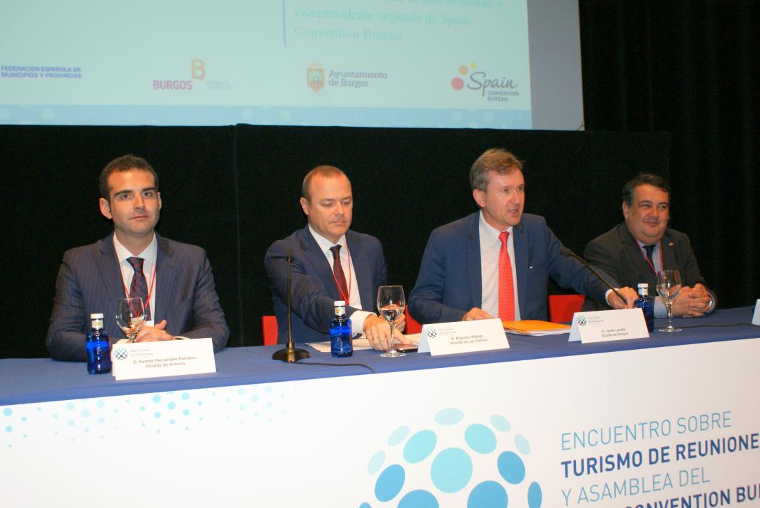 La Ejecutiva del SCB, con su Presidente, el Alcalde de Las Palmas de Gran Canaria -segundo por la izquierda- , y a su lado el Alcalde de Burgos, anfitrión del encuentro, durante su intervención en la apertura del encuentro
