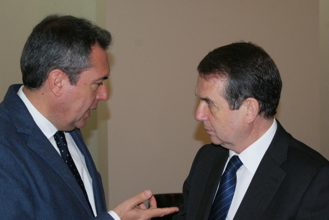 Juan Espadas y Abel Caballero, durante la reunión de trabajo previa.
