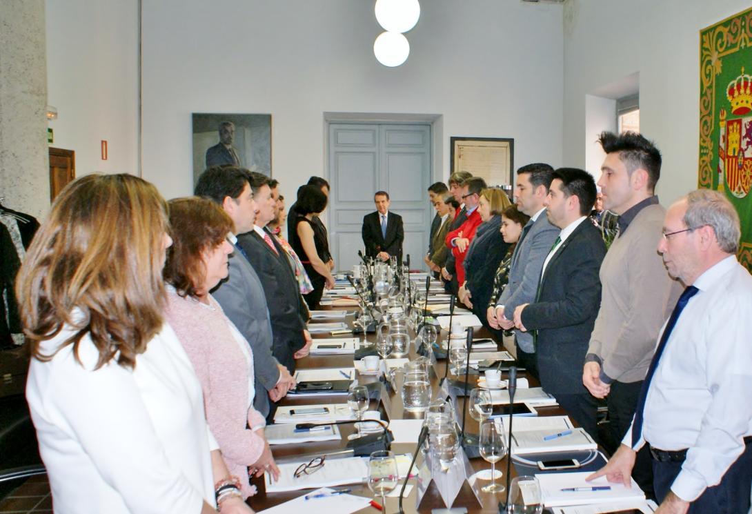 La Junta de Gobierno, en pie, durante el minuto de silencio en memoria de las víctimas de violencia de género