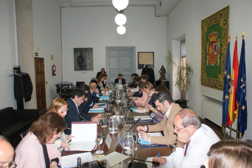 De izquierda a derecha, el Ministro en funciones, Cristóbal Montoro; el Presidente de la FEMP, Abel Caballero; y el Secretario de Estado, Antonio Beteta.