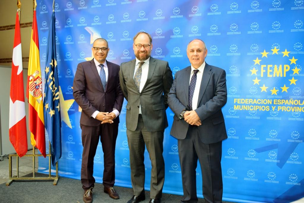 El Secretario General de la FEMP, a la derecha, con el Consejero de la Embajada de Canadá y el Director del Centro de Montreal.