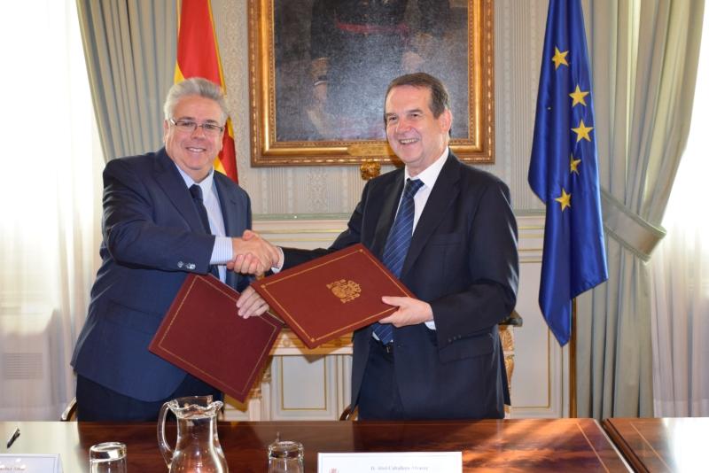 El Secretario de Estado y el presidente de la FEMP tras la firma del Convenio