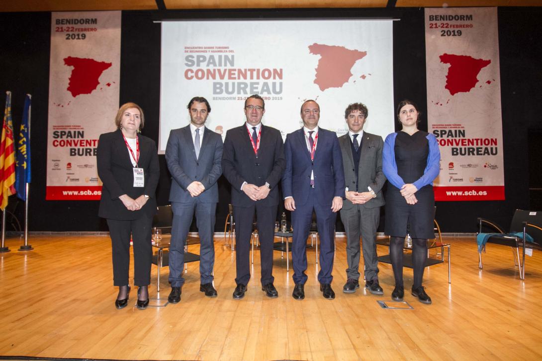 Foto de familia tras la inauguración del Encuentro