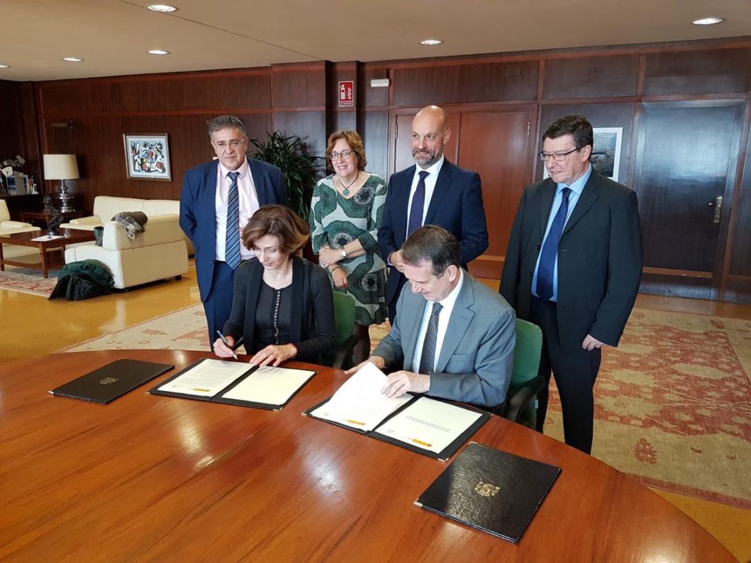 Firma de los convenios entre la Secretaria de Estado de Turismo y el Presidente de la FEMP