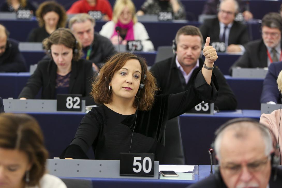 La eurodiputada Iratxe García defendió la propuesta ante el Pleno del Parlamento